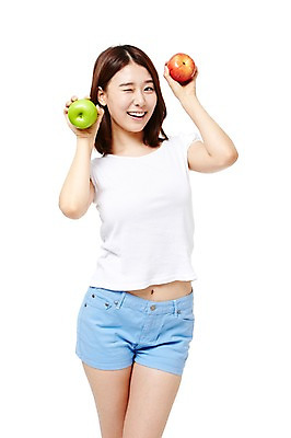 포토 JPG 스튜디오촬영 웰빙 여자 음식 다이어트 과일 모션 실내 건강 윙크 한명 서기 미소 들기 누끼 사람 동양인 상반신 20대 성인 앞모습 캐주얼 한국인 사과 청사과 여자만 여자한명만 성인여자만 청년만 청년여자만 성인한명만 청년여자한명만 성인여자한명만 성인만 국내포토 1 옷 뷰포인트 표정 인종 청년 내부 파일형식