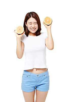 포토 JPG 스튜디오촬영 웰빙 여자 음식 다이어트 과일 모션 실내 건강 윙크 한명 서기 미소 들기 누끼 사람 동양인 상반신 20대 성인 앞모습 캐주얼 한국인 자몽 여자만 여자한명만 성인여자만 청년만 청년여자만 성인한명만 청년여자한명만 성인여자한명만 성인만 국내포토 1 옷 뷰포인트 표정 인종 청년 내부 파일형식