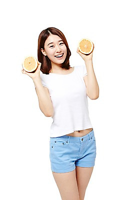 포토 JPG 스튜디오촬영 웰빙 여자 음식 다이어트 과일 모션 실내 건강 한명 서기 미소 들기 누끼 사람 동양인 상반신 20대 성인 앞모습 캐주얼 한국인 자몽 여자만 여자한명만 성인여자만 청년만 청년여자만 성인한명만 청년여자한명만 성인여자한명만 성인만 국내포토 1 옷 뷰포인트 표정 인종 청년 내부 파일형식