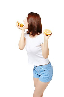 포토 JPG 스튜디오촬영 웰빙 여자 음식 다이어트 과일 모션 실내 건강 한명 서기 들기 누끼 사람 동양인 상반신 20대 성인 옆모습 캐주얼 한국인 먹기 자몽 여자만 여자한명만 성인여자만 청년만 청년여자만 성인한명만 청년여자한명만 성인여자한명만 성인만 국내포토 1 옷 뷰포인트 인종 청년 내부 파일형식