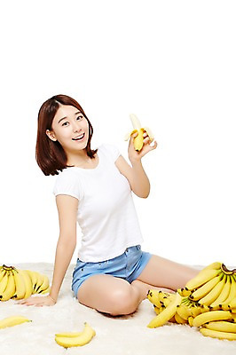 포토 JPG 스튜디오촬영 전신 웰빙 여자 음식 다이어트 과일 모션 바나나 실내 건강 한명 미소 들기 누끼 사람 앉기 동양인 20대 성인 앞모습 캐주얼 한국인 매트 여자만 여자한명만 성인여자만 청년만 청년여자만 성인한명만 청년여자한명만 성인여자한명만 성인만 국내포토 1 옷 뷰포인트 표정 인종 청년 내부 파일형식