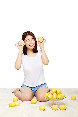 포토 JPG 스튜디오촬영 전신 접시 웰빙 여자 음식 다이어트 과일 모션 실내 건강 윙크 한명 미소 들기 누끼 사람 앉기 동양인 20대 성인 앞모습 캐주얼 한국인 매트 레몬 여자만 여자한명만 성인여자만 청년만 청년여자만 성인한명만 청년여자한명만 성인여자한명만 성인만 국내포토 1 식기 옷 뷰포인트 표정 인종 청년 내부 파일형식
