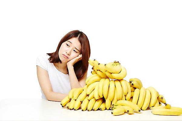 포토 JPG 스튜디오촬영 웰빙 여자 음식 다이어트 과일 모션 탁자 바나나 실내 건강 한명 누끼 사람 앉기 동양인 상반신 20대 성인 앞모습 캐주얼 턱괴기 한국인 고민 칼로리 여자만 여자한명만 성인여자만 청년만 청년여자만 성인한명만 청년여자한명만 성인여자한명만 성인만 국내포토 1 옷 감정 뷰포인트 가구 인종 청년 내부 파일형식