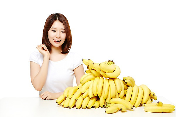 포토 JPG 스튜디오촬영 웰빙 응시 여자 음식 다이어트 과일 모션 탁자 바나나 실내 건강 한명 누끼 사람 앉기 동양인 상반신 20대 성인 앞모습 캐주얼 한국인 칼로리 여자만 여자한명만 성인여자만 청년만 청년여자만 성인한명만 청년여자한명만 성인여자한명만 성인만 국내포토 1 시선 옷 뷰포인트 가구 인종 청년 내부 파일형식