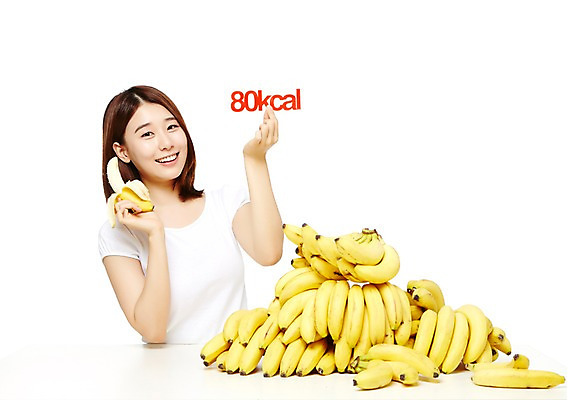 포토 JPG 스튜디오촬영 웰빙 여자 음식 다이어트 과일 모션 탁자 바나나 실내 건강 한명 미소 들기 누끼 사람 앉기 동양인 상반신 20대 성인 앞모습 캐주얼 한국인 칼로리 여자만 여자한명만 성인여자만 청년만 청년여자만 성인한명만 청년여자한명만 성인여자한명만 성인만 국내포토 1 옷 뷰포인트 가구 표정 인종 청년 내부 파일형식