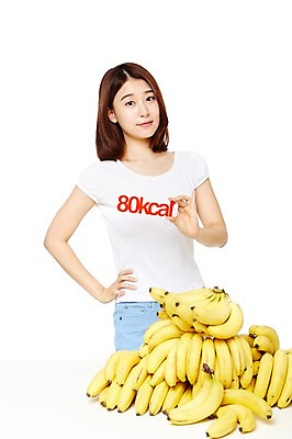 포토 JPG 스튜디오촬영 웰빙 여자 음식 다이어트 과일 모션 탁자 바나나 실내 건강 한명 서기 미소 들기 누끼 사람 동양인 상반신 20대 성인 앞모습 캐주얼 한국인 칼로리 여자만 여자한명만 성인여자만 청년만 청년여자만 성인한명만 청년여자한명만 성인여자한명만 성인만 국내포토 1 옷 뷰포인트 가구 표정 인종 청년 내부 파일형식