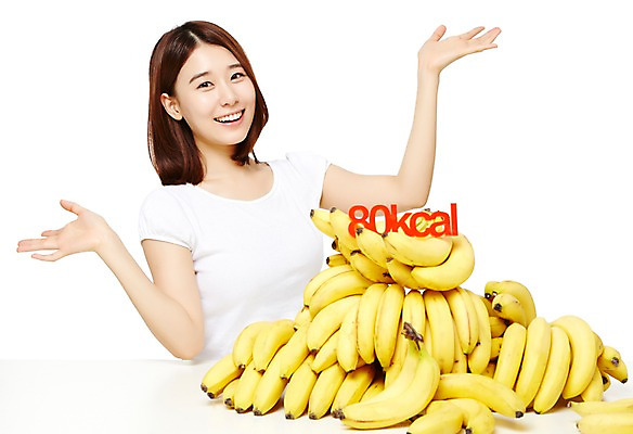 포토 JPG 스튜디오촬영 웰빙 여자 음식 다이어트 과일 모션 탁자 팔벌리기 바나나 실내 건강 한명 서기 미소 누끼 사람 동양인 손짓 상반신 20대 성인 앞모습 캐주얼 한국인 칼로리 여자만 여자한명만 성인여자만 청년만 청년여자만 성인한명만 청년여자한명만 성인여자한명만 성인만 국내포토 1 옷 뷰포인트 가구 표정 인종 청년 내부 파일형식