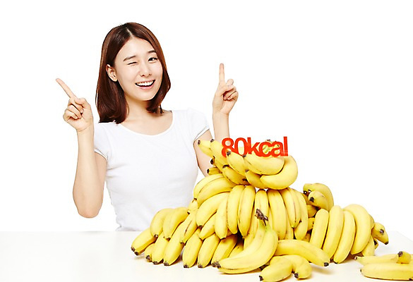 포토 JPG 스튜디오촬영 웰빙 여자 음식 다이어트 과일 모션 탁자 바나나 실내 건강 윙크 한명 서기 미소 누끼 사람 동양인 손짓 상반신 20대 성인 앞모습 캐주얼 한국인 칼로리 여자만 여자한명만 성인여자만 청년만 청년여자만 성인한명만 청년여자한명만 성인여자한명만 성인만 국내포토 1 옷 뷰포인트 가구 표정 인종 청년 내부 파일형식