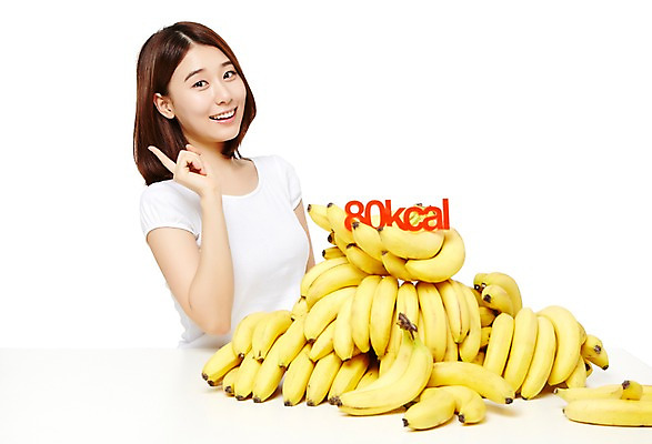 포토 JPG 스튜디오촬영 웰빙 여자 음식 다이어트 과일 모션 탁자 바나나 실내 건강 한명 서기 미소 누끼 사람 동양인 손짓 상반신 20대 성인 앞모습 캐주얼 한국인 칼로리 여자만 여자한명만 성인여자만 청년만 청년여자만 성인한명만 청년여자한명만 성인여자한명만 성인만 국내포토 1 옷 뷰포인트 가구 표정 인종 청년 내부 파일형식