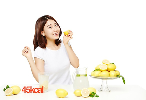 포토 JPG 스튜디오촬영 웰빙 여자 음식 다이어트 과일 모션 탁자 실내 건강 한명 서기 미소 들기 누끼 사람 동양인 상반신 20대 성인 앞모습 캐주얼 한국인 레몬 칼로리 레몬디톡스 여자만 여자한명만 성인여자만 청년만 청년여자만 성인한명만 청년여자한명만 성인여자한명만 성인만 국내포토 1 옷 뷰포인트 가구 표정 인종 청년 내부 파일형식 디톡스