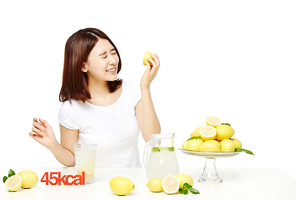 포토 JPG 스튜디오촬영 웰빙 여자 음식 다이어트 과일 모션 탁자 실내 건강 한명 서기 들기 누끼 사람 동양인 상반신 20대 성인 앞모습 캐주얼 한국인 레몬 레몬디톡스 여자만 여자한명만 성인여자만 청년만 청년여자만 성인한명만 청년여자한명만 성인여자한명만 성인만 국내포토 1 옷 뷰포인트 가구 인종 청년 내부 파일형식 디톡스