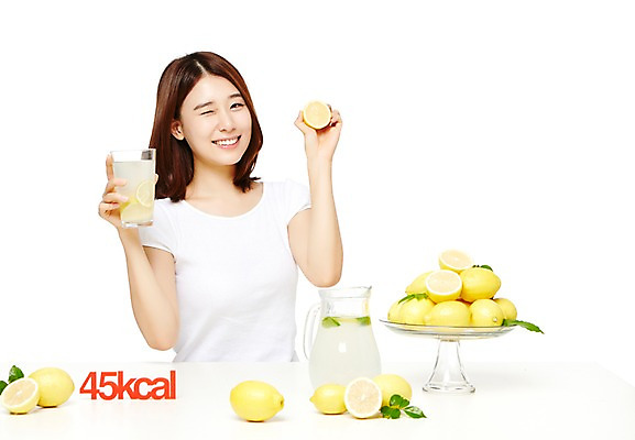 포토 JPG 스튜디오촬영 웰빙 여자 음식 다이어트 과일 모션 탁자 실내 건강 윙크 한명 서기 미소 들기 누끼 사람 동양인 상반신 20대 성인 앞모습 컵 캐주얼 한국인 레몬 칼로리 레몬디톡스 여자만 여자한명만 성인여자만 청년만 청년여자만 성인한명만 청년여자한명만 성인여자한명만 성인만 국내포토 1 식기 옷 뷰포인트 가구 표정 인종 청년 내부 파일형식 디톡스