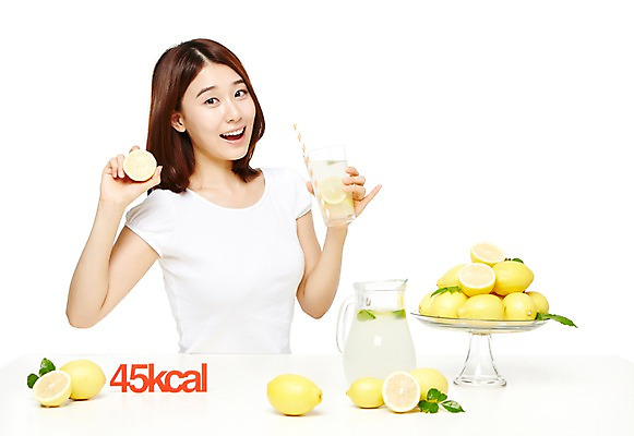 포토 JPG 스튜디오촬영 웰빙 여자 음식 다이어트 과일 모션 탁자 실내 건강 한명 서기 미소 들기 누끼 사람 동양인 상반신 20대 성인 앞모습 컵 캐주얼 한국인 레몬 칼로리 레몬디톡스 여자만 여자한명만 성인여자만 청년만 청년여자만 성인한명만 청년여자한명만 성인여자한명만 성인만 국내포토 1 식기 옷 뷰포인트 가구 표정 인종 청년 내부 파일형식 디톡스