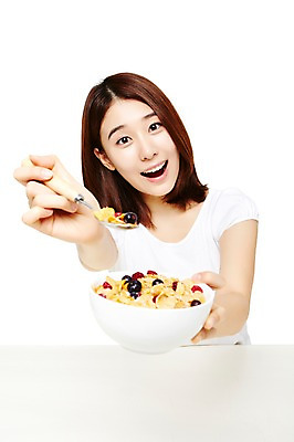 포토 JPG 스튜디오촬영 그릇 웰빙 여자 음식 다이어트 모션 탁자 실내 건강 한명 서기 미소 들기 누끼 사람 동양인 상반신 20대 성인 앞모습 캐주얼 숟가락 한국인 시리얼 칼로리 여자만 여자한명만 성인여자만 청년만 청년여자만 성인한명만 청년여자한명만 성인여자한명만 성인만 국내포토 1 식기 옷 뷰포인트 가구 수저 표정 인종 청년 내부 파일형식