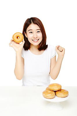포토 JPG 스튜디오촬영 그릇 웰빙 여자 음식 다이어트 모션 탁자 실내 건강 한명 서기 미소 들기 누끼 사람 동양인 손짓 상반신 20대 성인 앞모습 캐주얼 한국인 도넛 칼로리 여자만 여자한명만 성인여자만 청년만 청년여자만 성인한명만 청년여자한명만 성인여자한명만 성인만 국내포토 1 식기 옷 뷰포인트 가구 디저트 표정 인종 청년 내부 파일형식