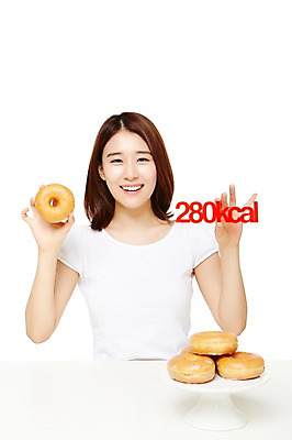 포토 JPG 스튜디오촬영 그릇 웰빙 여자 음식 다이어트 모션 탁자 실내 건강 한명 서기 미소 들기 누끼 사람 동양인 상반신 20대 성인 앞모습 캐주얼 한국인 도넛 칼로리 여자만 여자한명만 성인여자만 청년만 청년여자만 성인한명만 청년여자한명만 성인여자한명만 성인만 국내포토 1 식기 옷 뷰포인트 가구 디저트 표정 인종 청년 내부 파일형식