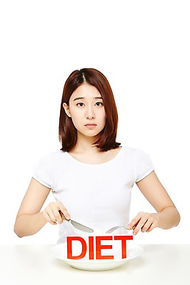 포토 JPG 스튜디오촬영 접시 웰빙 여자 음식 포크 다이어트 모션 탁자 실내 무표정 건강 한명 서기 들기 누끼 사람 동양인 상반신 20대 성인 앞모습 캐주얼 한국인 나이프 여자만 여자한명만 성인여자만 청년만 청년여자만 성인한명만 청년여자한명만 성인여자한명만 성인만 국내포토 1 식기 옷 감정 뷰포인트 가구 표정 인종 청년 내부 칼 파일형식