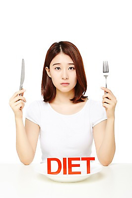 포토 JPG 스튜디오촬영 접시 웰빙 여자 음식 다이어트 모션 탁자 실내 무표정 건강 한명 서기 들기 누끼 사람 동양인 상반신 20대 성인 앞모습 캐주얼 한국인 나이프 칼로리 여자만 여자한명만 성인여자만 청년만 청년여자만 성인한명만 청년여자한명만 성인여자한명만 성인만 국내포토 1 식기 옷 감정 뷰포인트 가구 표정 인종 청년 내부 칼 파일형식