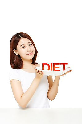 포토 JPG 스튜디오촬영 접시 웰빙 여자 음식 다이어트 모션 탁자 실내 건강 한명 서기 미소 들기 누끼 사람 동양인 상반신 20대 성인 앞모습 캐주얼 한국인 칼로리 여자만 여자한명만 성인여자만 청년만 청년여자만 성인한명만 청년여자한명만 성인여자한명만 성인만 국내포토 1 식기 옷 뷰포인트 가구 표정 인종 청년 내부 파일형식