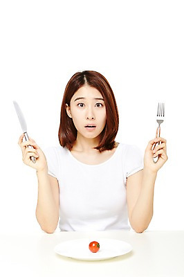 포토 JPG 스튜디오촬영 접시 웰빙 여자 음식 포크 다이어트 과일 모션 방울토마토 탁자 실내 건강 한명 서기 들기 누끼 사람 동양인 상반신 20대 성인 앞모습 캐주얼 놀람 한국인 나이프 여자만 여자한명만 성인여자만 청년만 청년여자만 성인한명만 청년여자한명만 성인여자한명만 성인만 국내포토 1 식기 옷 감정 뷰포인트 가구 토마토 표정 인종 청년 내부 칼 파일형식