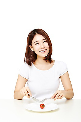포토 JPG 스튜디오촬영 접시 웰빙 여자 음식 포크 다이어트 과일 모션 방울토마토 탁자 실내 건강 한명 서기 미소 들기 누끼 사람 동양인 상반신 20대 성인 앞모습 캐주얼 한국인 나이프 여자만 여자한명만 성인여자만 청년만 청년여자만 성인한명만 청년여자한명만 성인여자한명만 성인만 국내포토 1 식기 옷 뷰포인트 가구 토마토 표정 인종 청년 내부 칼 파일형식