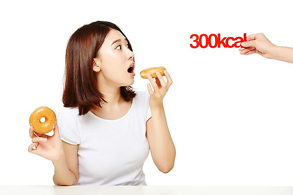 포토 JPG 스튜디오촬영 웰빙 여자 음식 다이어트 모션 탁자 실내 건강 한명 들기 누끼 사람 앉기 동양인 상반신 20대 성인 앞모습 캐주얼 한국인 도넛 먹기 칼로리 여자만 여자한명만 성인여자만 청년만 청년여자만 성인한명만 청년여자한명만 성인여자한명만 성인만 국내포토 1 옷 뷰포인트 가구 디저트 인종 청년 내부 파일형식