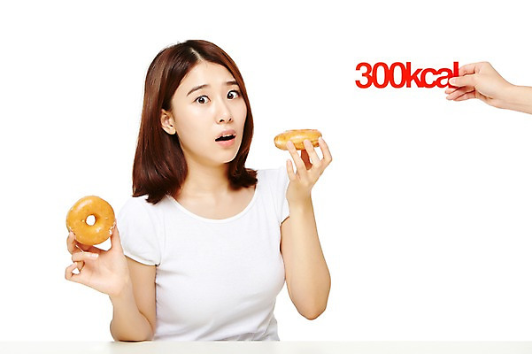 포토 JPG 스튜디오촬영 웰빙 여자 음식 다이어트 모션 탁자 실내 건강 한명 들기 누끼 사람 앉기 동양인 상반신 20대 성인 앞모습 캐주얼 놀람 한국인 도넛 먹기 칼로리 여자만 여자한명만 성인여자만 청년만 청년여자만 성인한명만 청년여자한명만 성인여자한명만 성인만 국내포토 1 옷 감정 뷰포인트 가구 디저트 표정 인종 청년 내부 파일형식