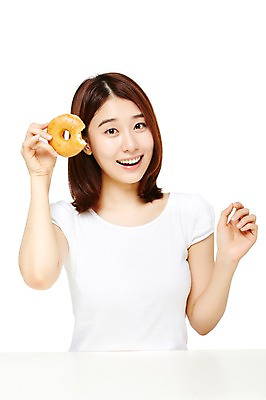 포토 JPG 스튜디오촬영 웰빙 여자 음식 다이어트 모션 탁자 실내 건강 한명 미소 들기 누끼 사람 앉기 동양인 상반신 20대 성인 앞모습 캐주얼 한국인 도넛 칼로리 먹은 여자만 여자한명만 성인여자만 청년만 청년여자만 성인한명만 청년여자한명만 성인여자한명만 성인만 국내포토 1 옷 뷰포인트 가구 디저트 표정 인종 청년 내부 파일형식
