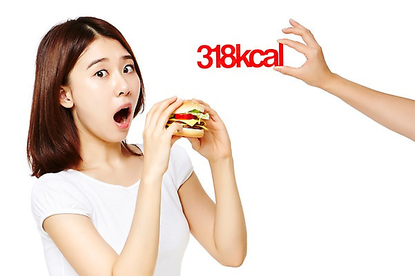 포토 JPG 스튜디오촬영 웰빙 여자 음식 다이어트 모션 실내 건강 입벌림 한명 서기 들기 누끼 사람 동양인 상반신 20대 성인 앞모습 캐주얼 한국인 햄버거 먹기 칼로리 여자만 여자한명만 성인여자만 청년만 청년여자만 성인한명만 청년여자한명만 성인여자한명만 성인만 국내포토 1 옷 뷰포인트 패스트푸드 표정 인종 청년 내부 파일형식