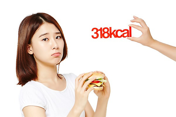 포토 JPG 스튜디오촬영 웰빙 여자 음식 다이어트 모션 실내 건강 한명 서기 들기 누끼 사람 동양인 상반신 20대 성인 앞모습 캐주얼 한국인 햄버거 칼로리 시무룩 여자만 여자한명만 성인여자만 청년만 청년여자만 성인한명만 청년여자한명만 성인여자한명만 성인만 국내포토 1 옷 뷰포인트 패스트푸드 표정 인종 청년 내부 파일형식