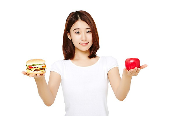 포토 JPG 스튜디오촬영 웰빙 여자 음식 다이어트 과일 모션 실내 건강 한명 서기 미소 들기 누끼 사람 동양인 상반신 20대 성인 앞모습 캐주얼 한국인 양손 햄버거 비교 사과 칼로리 여자만 여자한명만 성인여자만 청년만 청년여자만 성인한명만 청년여자한명만 성인여자한명만 성인만 국내포토 1 손 옷 뷰포인트 컨셉 패스트푸드 표정 인종 청년 내부 파일형식