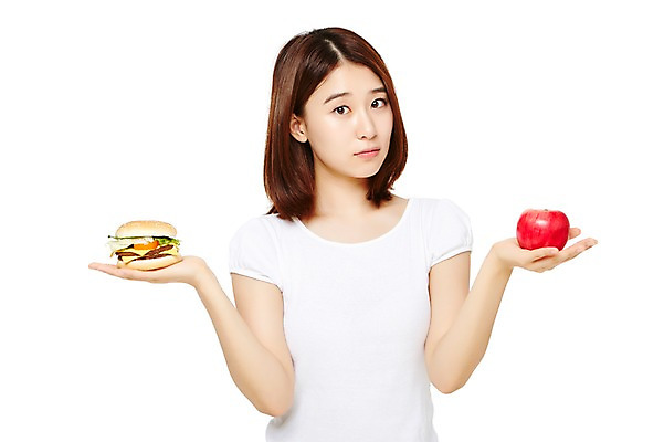 포토 JPG 스튜디오촬영 웰빙 여자 음식 다이어트 과일 모션 실내 건강 한명 서기 들기 누끼 사람 동양인 상반신 20대 성인 앞모습 캐주얼 한국인 양손 햄버거 비교 사과 칼로리 여자만 여자한명만 성인여자만 청년만 청년여자만 성인한명만 청년여자한명만 성인여자한명만 성인만 국내포토 1 손 옷 뷰포인트 컨셉 패스트푸드 인종 청년 내부 파일형식