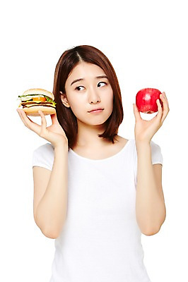 포토 JPG 스튜디오촬영 웰빙 여자 음식 다이어트 과일 모션 실내 건강 한명 서기 들기 누끼 사람 동양인 상반신 20대 성인 앞모습 캐주얼 한국인 양손 햄버거 비교 사과 칼로리 여자만 여자한명만 성인여자만 청년만 청년여자만 성인한명만 청년여자한명만 성인여자한명만 성인만 국내포토 1 손 옷 뷰포인트 컨셉 패스트푸드 인종 청년 내부 파일형식