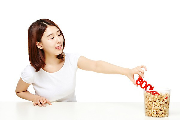 포토 JPG 스튜디오촬영 웰빙 여자 음식 다이어트 모션 탁자 실내 건강 한명 누끼 사람 앉기 동양인 상반신 20대 성인 앞모습 캐주얼 한국인 팝콘 칼로리 여자만 여자한명만 성인여자만 청년만 청년여자만 성인한명만 청년여자한명만 성인여자한명만 성인만 국내포토 1 옷 뷰포인트 가구 인종 청년 내부 파일형식