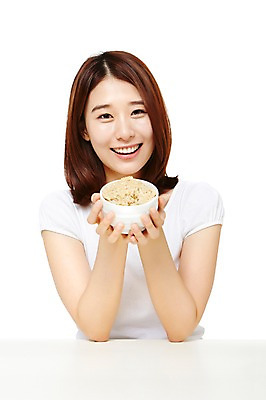 포토 JPG 스튜디오촬영 웰빙 여자 음식 다이어트 모션 탁자 실내 건강 한명 미소 들기 누끼 사람 앉기 동양인 상반신 20대 성인 앞모습 캐주얼 한국인 칼로리 밥그릇 현미밥 여자만 여자한명만 성인여자만 청년만 청년여자만 성인한명만 청년여자한명만 성인여자한명만 성인만 국내포토 1 그릇 옷 뷰포인트 가구 밥 표정 인종 청년 내부 파일형식