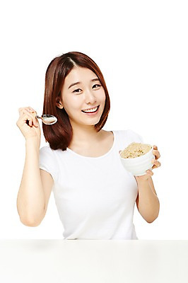 포토 JPG 스튜디오촬영 웰빙 여자 음식 다이어트 모션 탁자 실내 건강 한명 미소 들기 누끼 사람 앉기 동양인 상반신 20대 성인 앞모습 캐주얼 숟가락 한국인 칼로리 밥그릇 현미밥 여자만 여자한명만 성인여자만 청년만 청년여자만 성인한명만 청년여자한명만 성인여자한명만 성인만 국내포토 1 그릇 옷 뷰포인트 가구 밥 수저 표정 인종 청년 내부 파일형식
