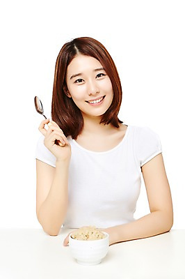 포토 JPG 스튜디오촬영 웰빙 여자 음식 다이어트 모션 탁자 실내 건강 한명 미소 들기 누끼 사람 앉기 동양인 상반신 20대 성인 앞모습 캐주얼 숟가락 한국인 칼로리 현미밥 여자만 여자한명만 성인여자만 청년만 청년여자만 성인한명만 청년여자한명만 성인여자한명만 성인만 국내포토 1 옷 뷰포인트 가구 밥 수저 표정 인종 청년 내부 파일형식