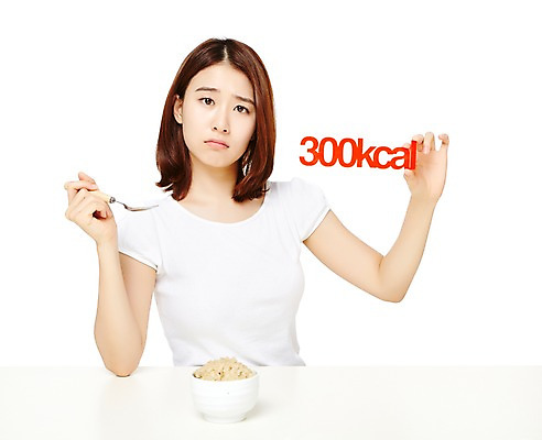 포토 JPG 스튜디오촬영 웰빙 여자 음식 다이어트 모션 탁자 실내 건강 한명 들기 누끼 사람 앉기 동양인 상반신 20대 성인 앞모습 캐주얼 숟가락 한국인 고민 칼로리 현미밥 여자만 여자한명만 성인여자만 청년만 청년여자만 성인한명만 청년여자한명만 성인여자한명만 성인만 국내포토 1 옷 감정 뷰포인트 가구 밥 수저 인종 청년 내부 파일형식