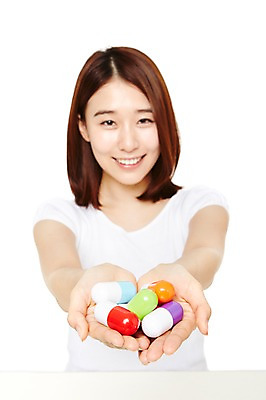 포토 JPG 스튜디오촬영 웰빙 여자 다이어트 모션 실내 건강 한명 서기 미소 들기 누끼 사람 동양인 상반신 20대 성인 앞모습 캐주얼 알약 한국인 칼로리 여자만 여자한명만 성인여자만 청년만 청년여자만 성인한명만 청년여자한명만 성인여자한명만 성인만 국내포토 1 옷 뷰포인트 표정 인종 청년 내부 약 파일형식