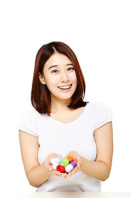 포토 JPG 스튜디오촬영 웰빙 여자 다이어트 모션 실내 건강 한명 서기 미소 들기 누끼 사람 동양인 상반신 20대 성인 앞모습 캐주얼 알약 한국인 양손 칼로리 여자만 여자한명만 성인여자만 청년만 청년여자만 성인한명만 청년여자한명만 성인여자한명만 성인만 국내포토 1 손 옷 뷰포인트 표정 인종 청년 내부 약 파일형식