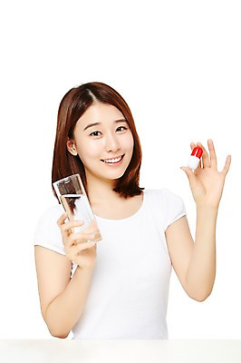 포토 JPG 스튜디오촬영 웰빙 여자 다이어트 모션 실내 건강 한명 서기 미소 들기 누끼 사람 동양인 상반신 20대 성인 앞모습 컵 캐주얼 물 알약 한국인 칼로리 여자만 여자한명만 성인여자만 청년만 청년여자만 성인한명만 청년여자한명만 성인여자한명만 성인만 국내포토 자연요소 1 식기 옷 뷰포인트 표정 인종 청년 내부 약 파일형식