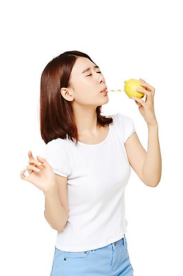 포토 JPG 스튜디오촬영 웰빙 여자 음식 다이어트 과일 모션 실내 건강 빨대 한명 서기 들기 누끼 사람 동양인 손짓 상반신 20대 성인 앞모습 캐주얼 한국인 찡그림 먹기 레몬 칼로리 여자만 여자한명만 성인여자만 청년만 청년여자만 성인한명만 청년여자한명만 성인여자한명만 성인만 국내포토 1 옷 뷰포인트 표정 인종 청년 내부 파일형식