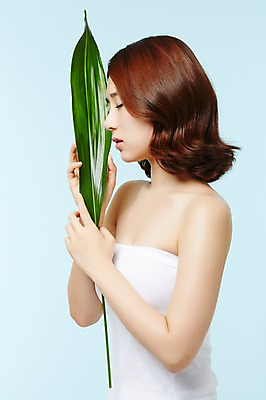 포토 JPG 스튜디오촬영 웰빙 여자 모션 자연 나뭇잎 실내 건강 한명 서기 들기 사람 동양인 상반신 20대 성인 옆모습 눈감음 한국인 순수 여자만 여자한명만 성인여자만 청년만 청년여자만 성인한명만 청년여자한명만 성인여자한명만 성인만 국내포토 1 뷰포인트 컨셉 잎 인종 청년 내부 생태계 파일형식