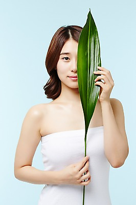 포토 JPG 스튜디오촬영 웰빙 여자 모션 자연 나뭇잎 실내 건강 한명 서기 미소 들기 사람 동양인 상반신 20대 성인 앞모습 한국인 가림 순수 여자만 여자한명만 성인여자만 청년만 청년여자만 성인한명만 청년여자한명만 성인여자한명만 성인만 국내포토 1 뷰포인트 컨셉 잎 표정 인종 청년 내부 생태계 파일형식