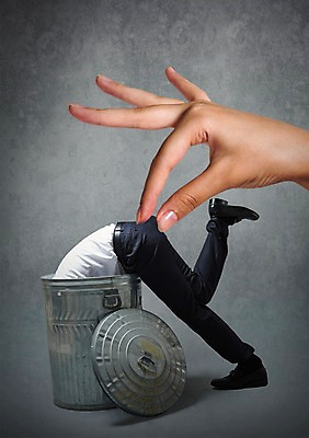 PSD 편집 편집이미지 손 남자 백그라운드 비즈니스 사람 성인 두명 신체부위 쓰레기통 잡기 비즈니스맨 해고 성인만 이미지편집 모션 직장인 파일형식