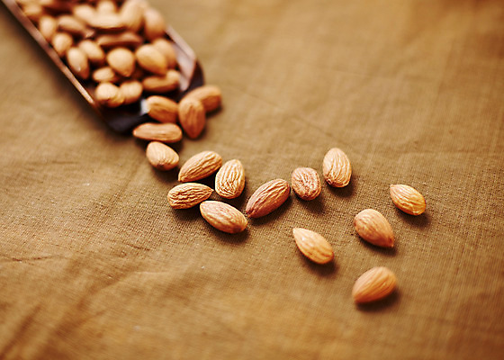 포토 JPG 스튜디오촬영 음식 백그라운드 실내 사람없음 아웃포커스 견과류 직물 천 아몬드 나무그릇 국내포토 그릇 촬영기법 내부 목재 파일형식