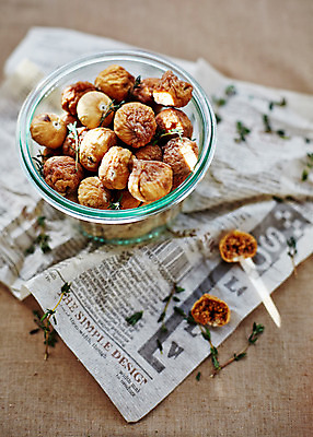 포토 JPG 스튜디오촬영 종이 음식 백그라운드 실내 근접촬영 사람없음 아웃포커스 견과류 직물 신문 천 유리그릇 무화과 국내포토 그릇 뷰포인트 과일 유리 촬영기법 내부 간행물 뉴스 파일형식