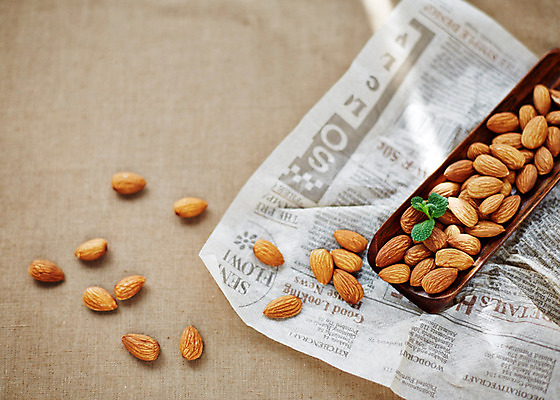 포토 JPG 스튜디오촬영 종이 음식 백그라운드 실내 사람없음 견과류 직물 신문 천 아몬드 나무그릇 국내포토 그릇 내부 목재 간행물 뉴스 파일형식