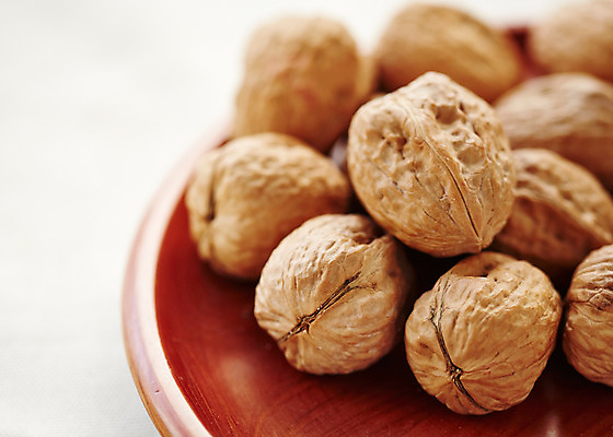 포토 JPG 스튜디오촬영 그릇 음식 백그라운드 실내 근접촬영 사람없음 아웃포커스 여러개 견과류 호두 나무그릇 국내포토 식기 뷰포인트 다수 촬영기법 내부 목재 파일형식