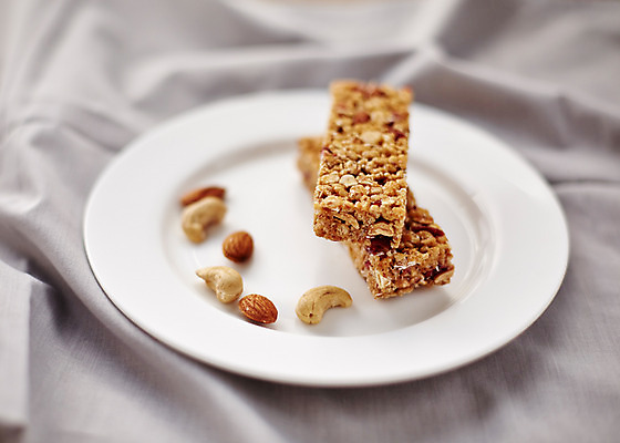 포토 JPG 스튜디오촬영 접시 음식 백그라운드 디저트 실내 사람없음 아웃포커스 견과류 직물 천 아몬드 캐슈넛 국내포토 식기 촬영기법 내부 파일형식